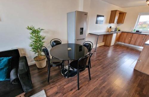 Chorlton-on-Medlock Apartment | Lovely 3 Bed Close to Centre by City SuperHost