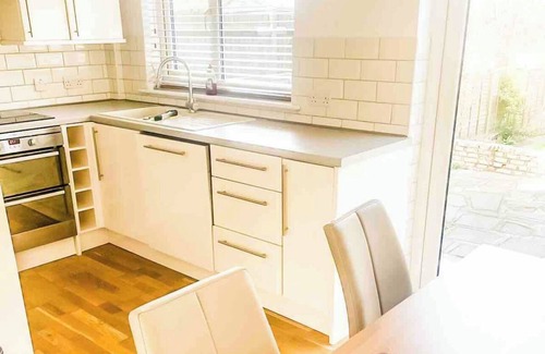 Little Holland House | Lovely 3 bed home in London with free parking & a garden
