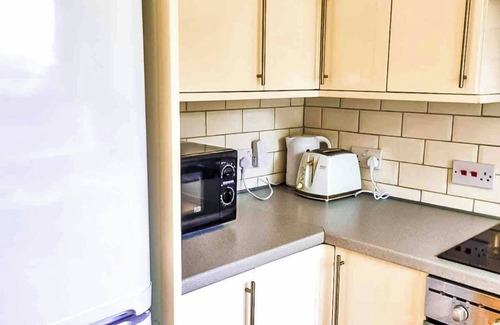 Little Holland House | Lovely 3 bed home in London with free parking & a garden