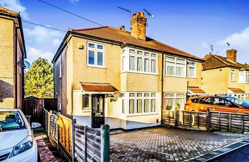 Little Holland House | Lovely 3 bed home in London with free parking & a garden