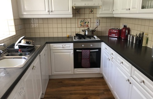 Slough House | Lovely 3-Bed House in Farnham Royal Slough