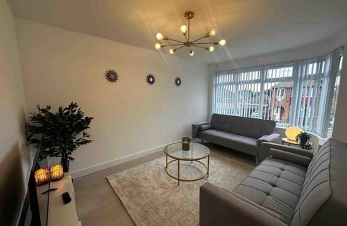 Bloxwich House | Lovely 3-Bed House near Birmingham Airport & Nec