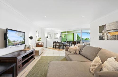 Greenslopes Apartment | Lovely 3-Bed with Alfresco Dining by Amenities