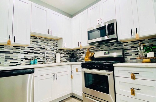 Chicago Apartment | Lovely 3-bedroom Condo With Free Parking King Bed