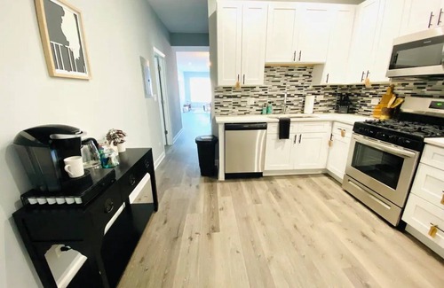 Chicago Apartment | Lovely 3-bedroom Condo With Free Parking King Bed