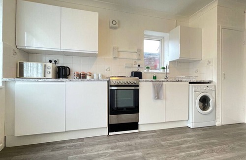 Stanwell House | Lovely 3 Bedroom Home Heathrow Airport