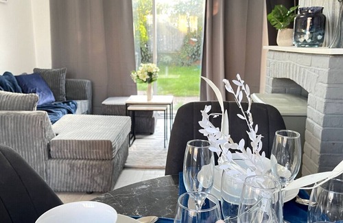 Stanwell House | Lovely 3 Bedroom Home Heathrow Airport