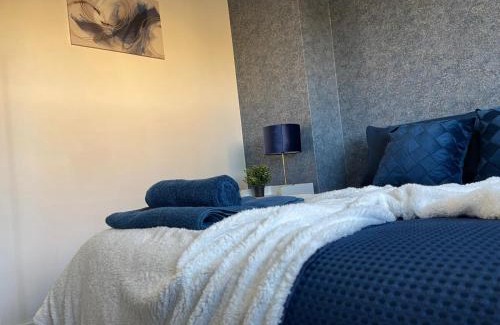 Stanwell House | Lovely 3 Bedroom Home Heathrow Airport