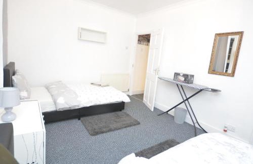 Gascoigne House | Lovely 3 Bedroom House near Barking Station