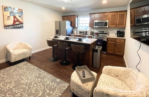 Bowling Green Apartment | Lovely 3-bedroom unit with king bed-near WKU