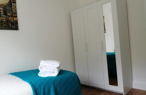 Havering Apartment | Lovely 3 Bedrooms Flat Near Romford Station With Free Parking