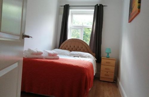 Havering Apartment | Lovely 3 Bedrooms Flat Near Romford Station With Free Parking