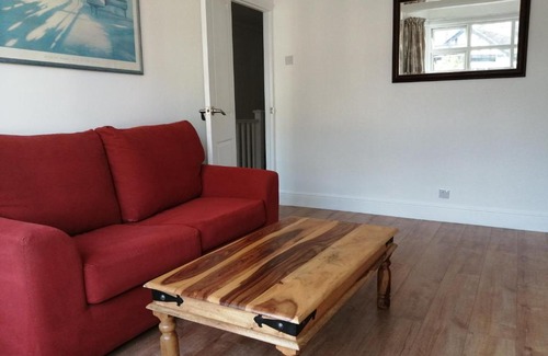 Havering Apartment | Lovely 3 Bedrooms Flat Near Romford Station With Free Parking
