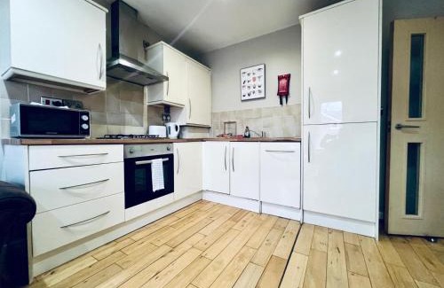 Chorlton-on-Medlock Apartment | Lovely 3 Dbl Bed (sleeps upto 6) close to centre.