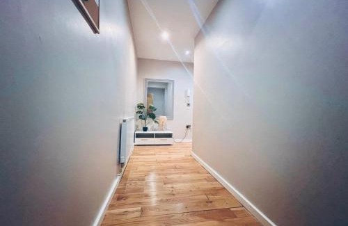 Chorlton-on-Medlock Apartment | Lovely 3 Dbl Bed (sleeps upto 6) close to centre.