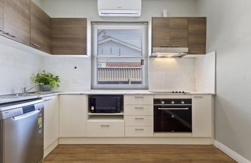 Cowandilla House | Lovely 3BR House w/secure carport, only 5min drive to Airport, City and Beaches