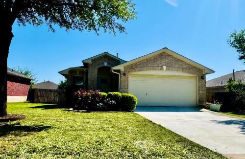 Manor House | Lovely 3BR with King Bed,15 Min from Downtown Austin