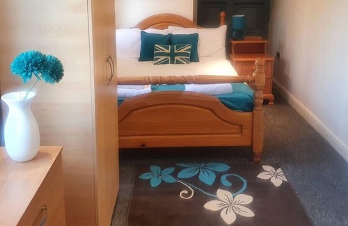 South Harrow Apartment | Lovely 4-Bed Apartment in Harrow
