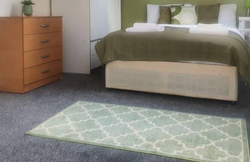 South Harrow Apartment | Lovely 4-Bed Apartment in Harrow
