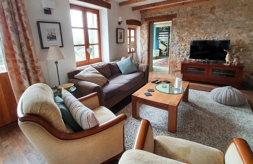 Cajarc House | Lovely 4 bed Farmhouse & Pool - beautiful setting, easy walk to local amenities