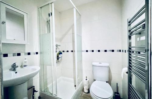 Chorlton-on-Medlock Apartment | Lovely 4 bed (sleeps 8) apartment close to city