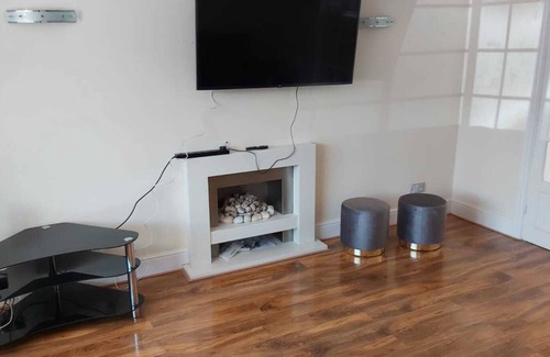 Dunstable House | Lovely 4 Bedroom home in Houghton Regis