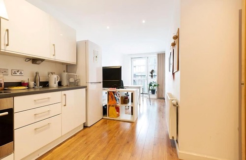 Stratford and New Town Apartment | Lovely 4 Bedroom Apt Close to Central London