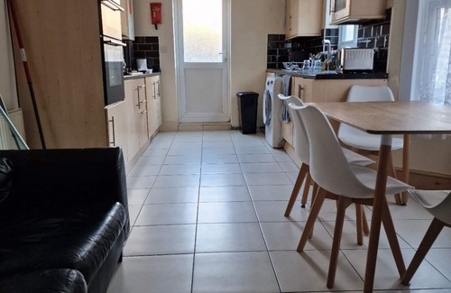 Walthamstow House | Lovely 4-bedroom house, 5 minutes from three stations, loads of local shops.