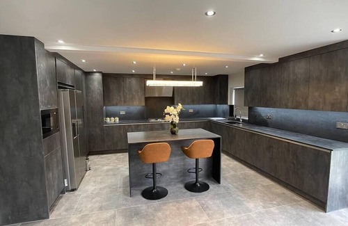 Slough House | Lovely 4 bedroom House-Sleeps 8 - Free Parking