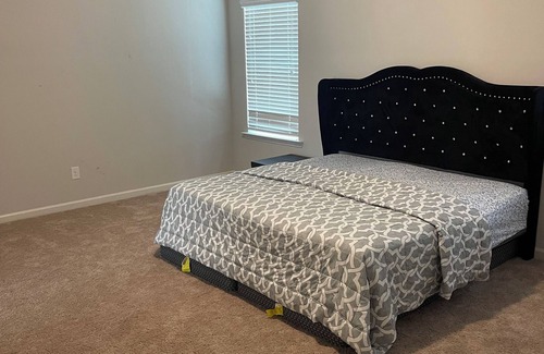 Church Street House | Lovely 4-bedroom house with AC in Fairburn