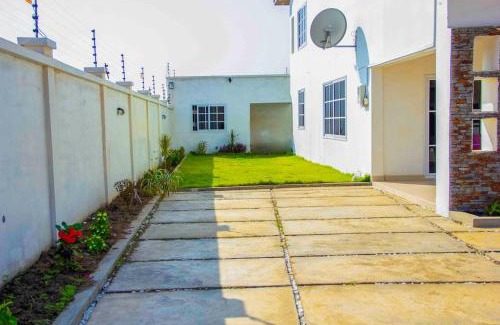 Hanya House | Lovely 4 Bedroom Solar Powered House with CCTV and Unlimited WiFi near Devtraco Court Community 25 Tema