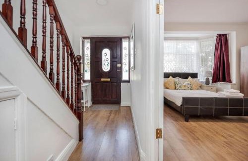 Havering House | Lovely 4 Bedrooms House Near Romford Station With Parking