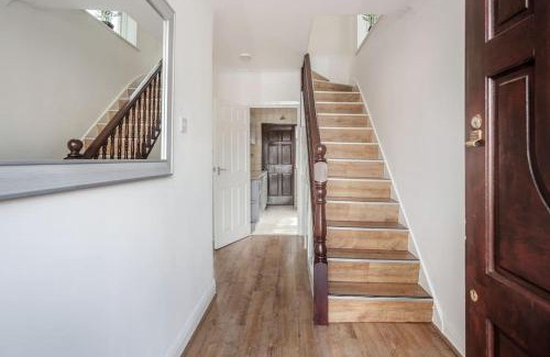 Havering House | Lovely 4 Bedrooms House Near Romford Station With Parking