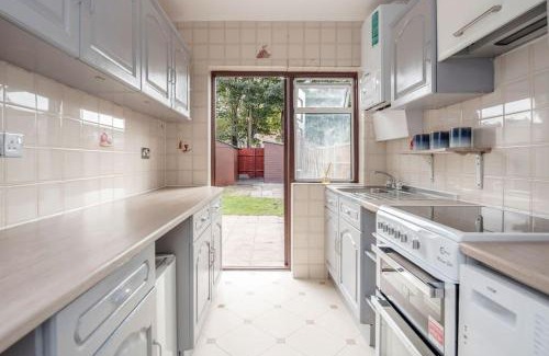 Havering House | Lovely 4 Bedrooms House Near Romford Station With Parking