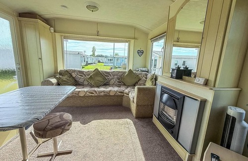 Louth House | Lovely 4 berth caravan for hire at Sunnydale Holiday Park ref 35225KC