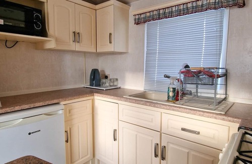 Rampton House | Lovely 4 berth caravan at Manor House Holiday Park ref 86062MH