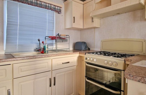 Rampton House | Lovely 4 berth caravan at Manor House Holiday Park ref 86062MH