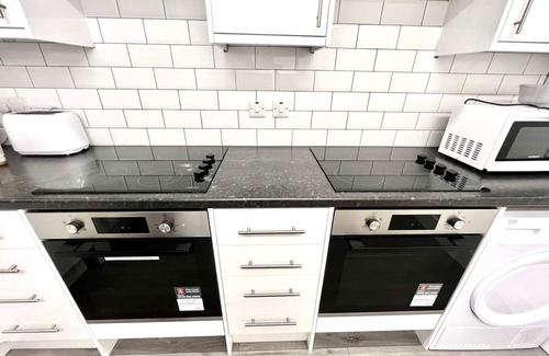 London Borough of Ealing House | Lovely 5 Bed House + Parking+ Wifi +Close Heathrow