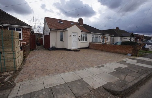 London Borough of Ealing House | Lovely 5 Bed House + Parking+ Wifi +Close Heathrow