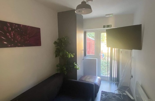 London Borough of Ealing House | Lovely 5 Bed House + Parking+ Wifi +Close Heathrow