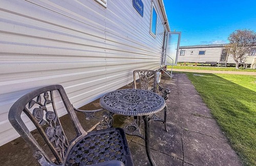Pakefield House | Lovely 6 berth caravan close to the beach in Suffolk ref 68030BS