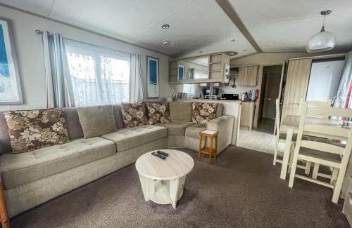 Pakefield Other | Lovely 6 Berth Caravan With Decking Nearby Pakefield Beach Ref 68006Cl