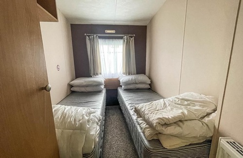 Clacton-on-Sea House | Lovely 6 berth caravan at Oaklands Holiday Park ref 39031CW