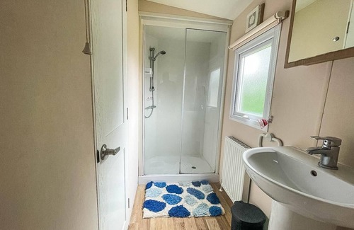 Clacton-on-Sea House | Lovely 6 berth caravan at Oaklands Holiday Park ref 39031CW