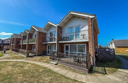 Corton Villa | Lovely 6 berth villa at Waterside Village Park in Corton ref 14100W