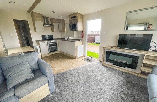 Hopton House | Lovely 8 berth caravan with free WiFi at Broadland Sands, Suffolk ref 20135BS