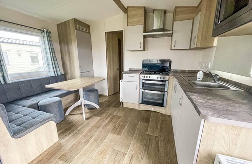 Hopton House | Lovely 8 berth caravan with free WiFi at Broadland Sands, Suffolk ref 20135BS