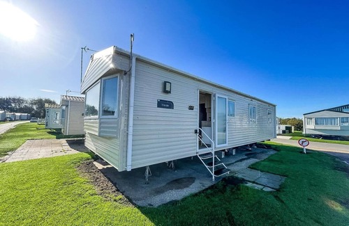 Hopton House | Lovely 8 berth caravan with free WiFi at Broadland Sands, Suffolk ref 20135BS