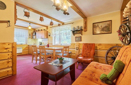 Starkov Villa | Lovely apartment in villa for 6 guests with pool, WIFI, TV, patio, pets allowed and parking