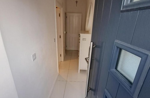Hanham House | Lovely and Modern Groundfloor 1 Single Bedroom Condo with Netflix, Tea/Coffee/Biscuits